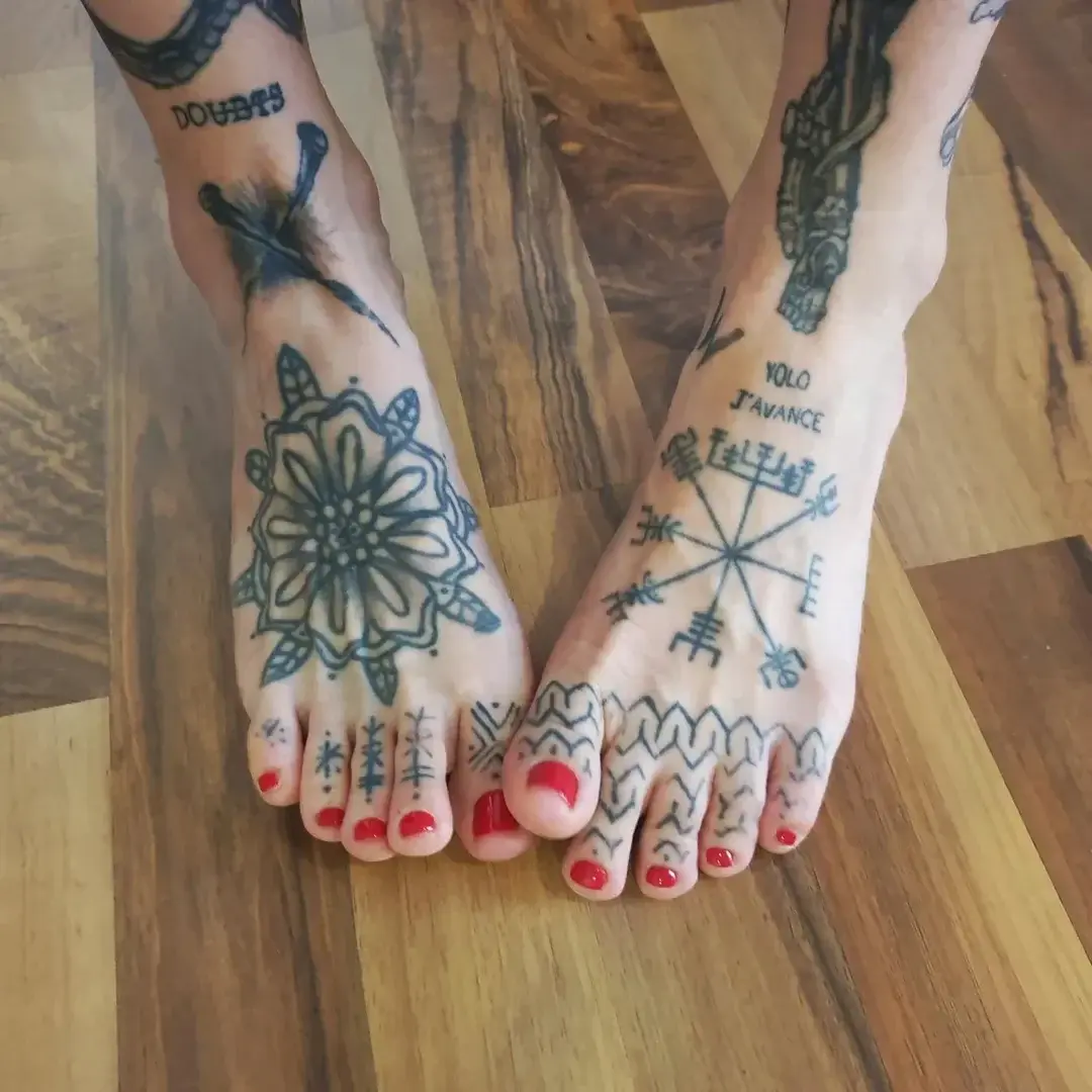 Pieds timides, vous aimez les pieds tatoués?