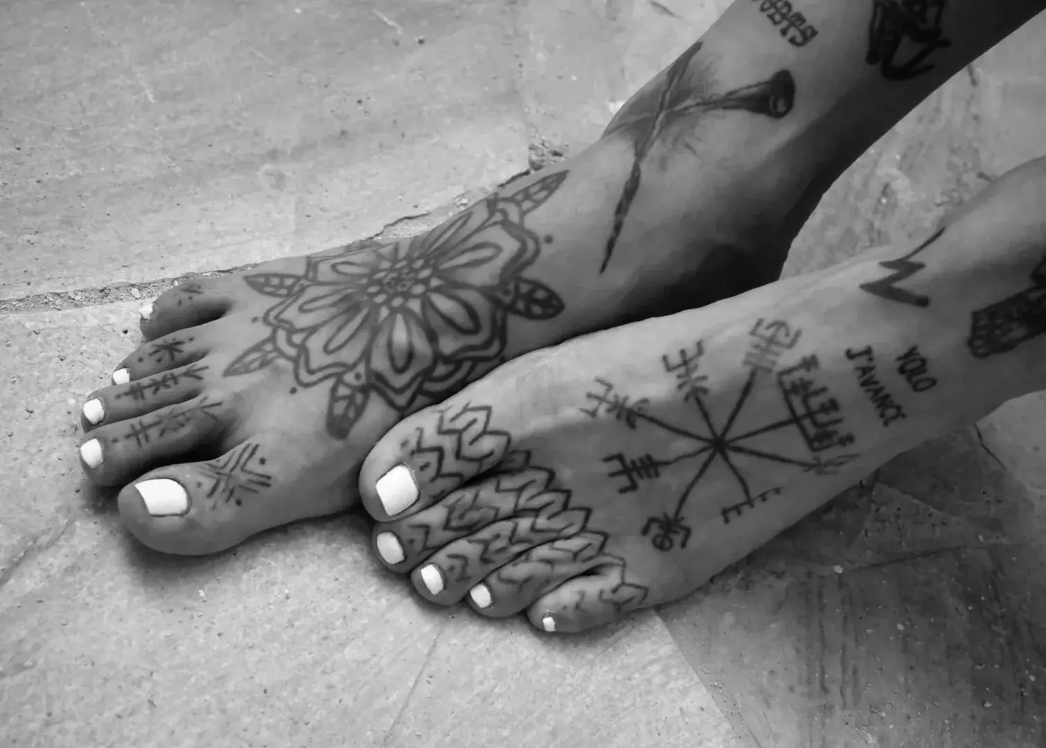 #tattoedfeet #tattoedfemales #tattoedfemale #legstattoo #tattooedlegs #legslegslegs #legsfordays #foottattoo #foottattoos #amateurmodeling