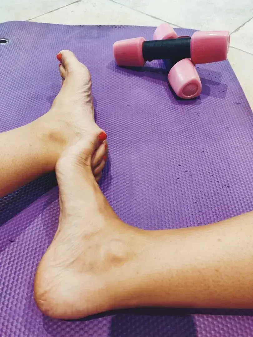 Petite séance privée d'abdos à la maison 💪#feet#feetlovers#feetworship#home#sport