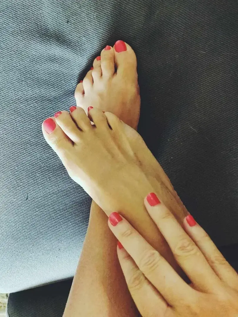 Total look pour un peu de sensualité 🌹#feet #feetlover😍 #nailpolish #sexyfeetpics #feetworshi̇p
