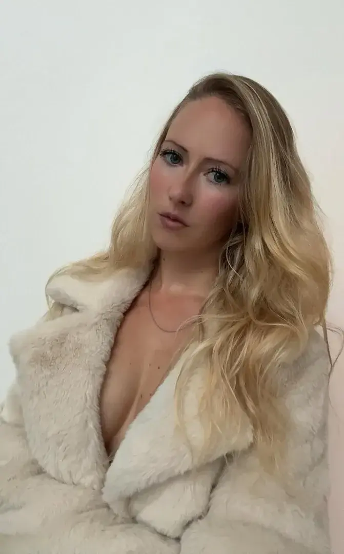 Leak & nude 1 — Emmy-2