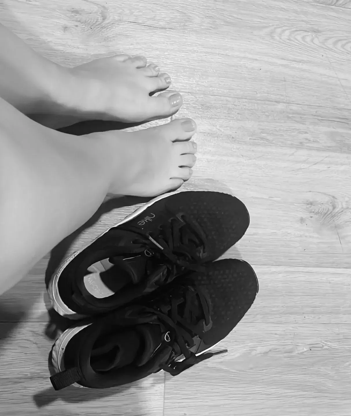 Rien de plus agréable que ce moment où mes pieds se libèrent après l’effort… tu aimes aussi ? 😏👣