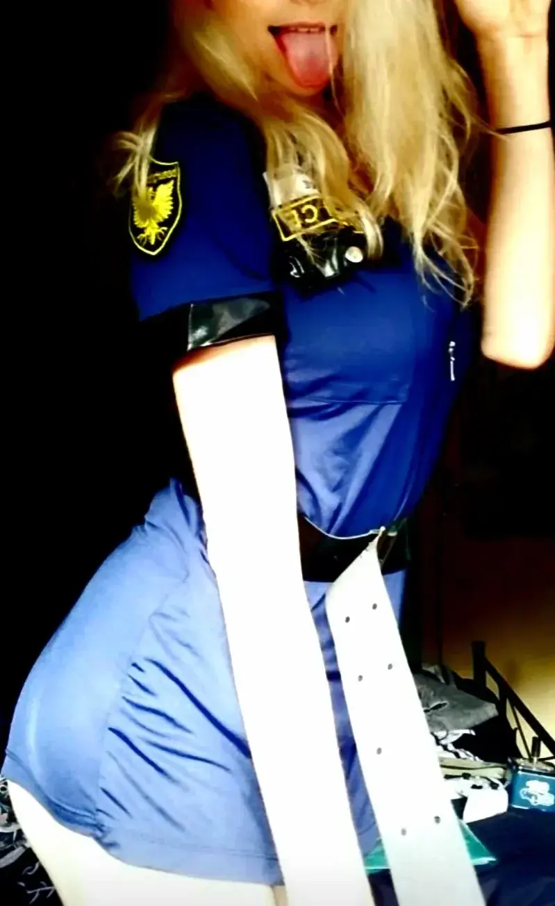 Leak & nude MYM — Malya_m : « Policière m'irait bien ? 🙊😏 » (MYM)