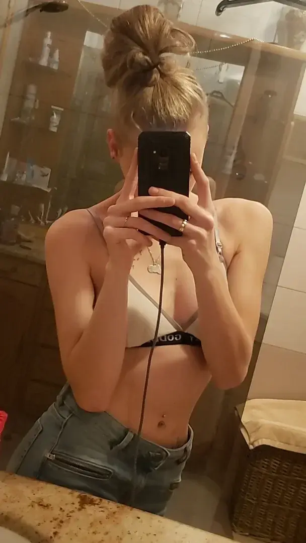 Désolé , je ne poste pas beaucoup en ce moment mais hésiter pas à venir engager la discussion 😏🤭