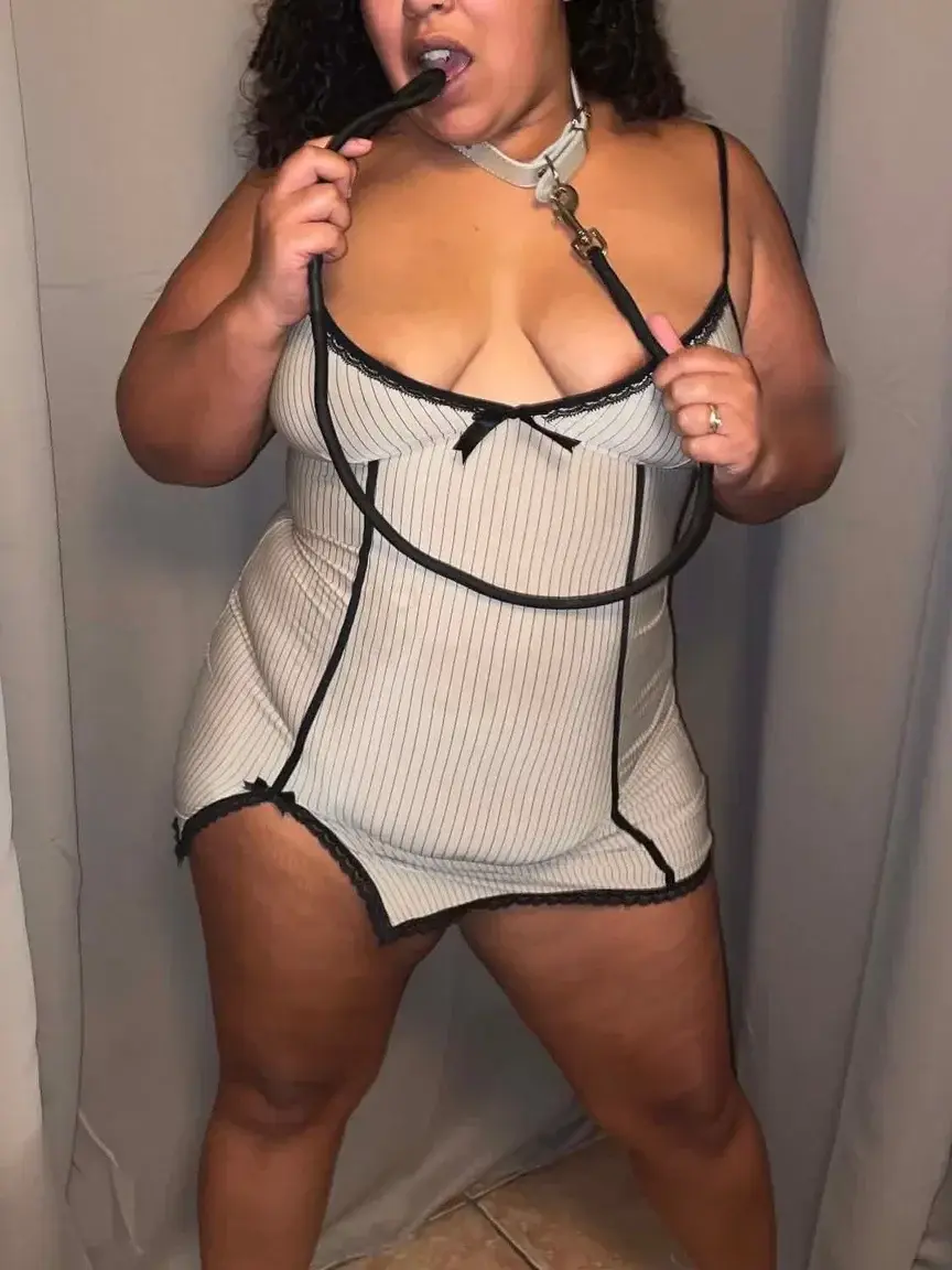 Une bonne chienne en laisse 🔥