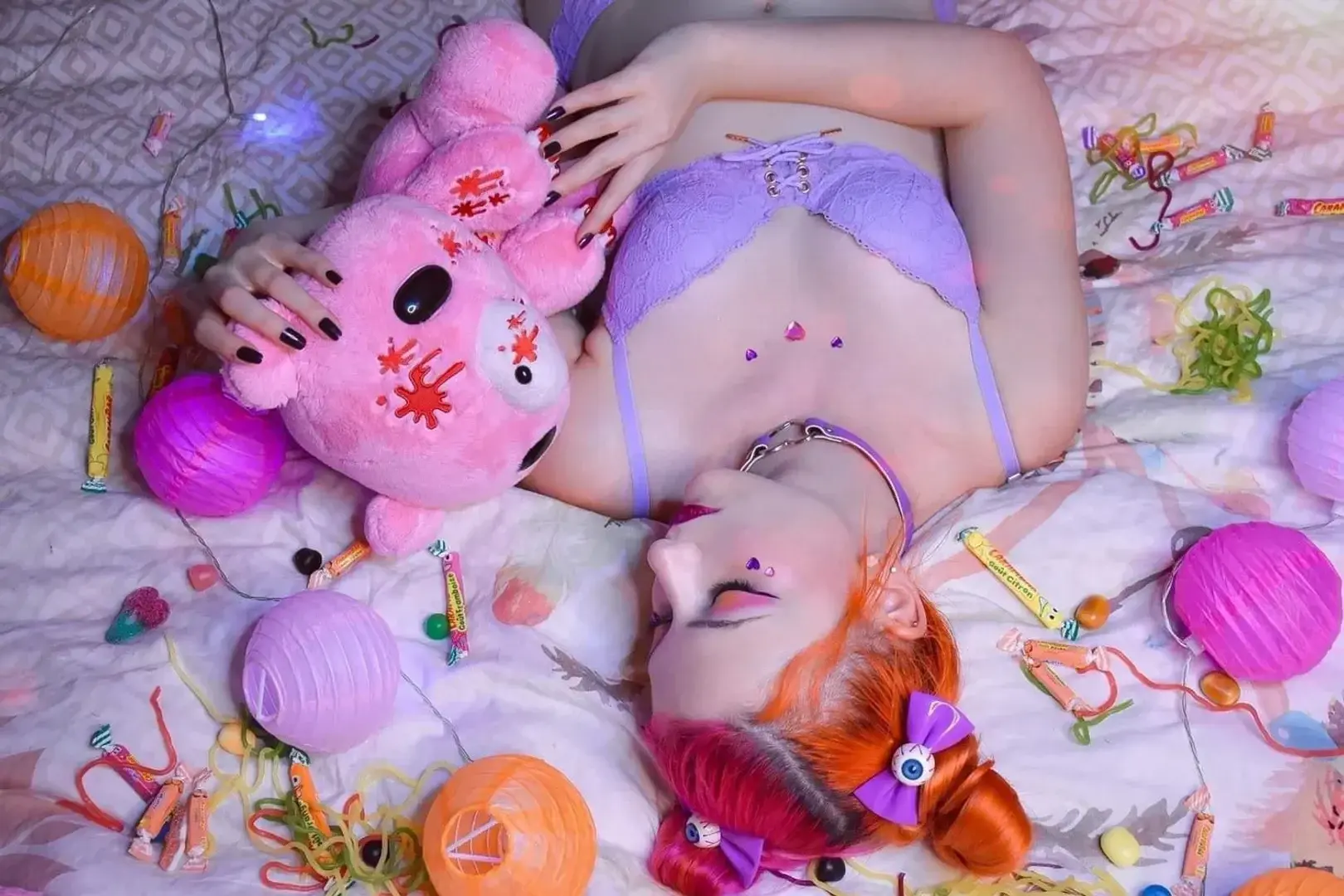 J’aime aussi bien les univers alternatifs que harajuku ou vintages !N’hésite pas à me dire si un style en particulier te plairait 🎀-Autoportrait-#creepy #lingerie #photographie #sweet #pastel #kawaii #cute
