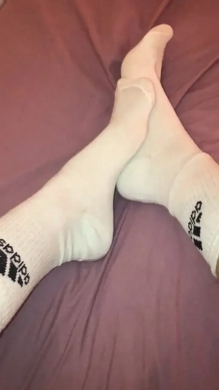 Leak & nude MYM — Dirtyfeet_saphira : « Do you prefer me with or without socks ? 🧦#socks #feet #sockfetish » (MYM)