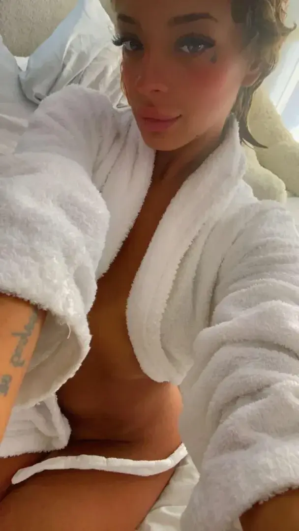 Viens en privée je vais te montrée comment je suis chaude  🥵👅