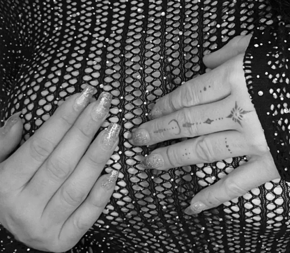 Je fais aussi des photos de mes mains pour les fetichistes :)je penses a tous et bientot les pieds biksous portez v ous bien