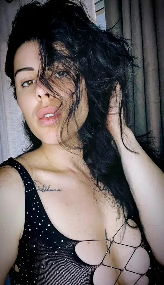 un body trés transparent whouahou j'adore rester un peut mystérieuse ;)a toi de deviné ce que cette photo monte en dessous ;) demande la entiére en pv bisous bon dimanche :)