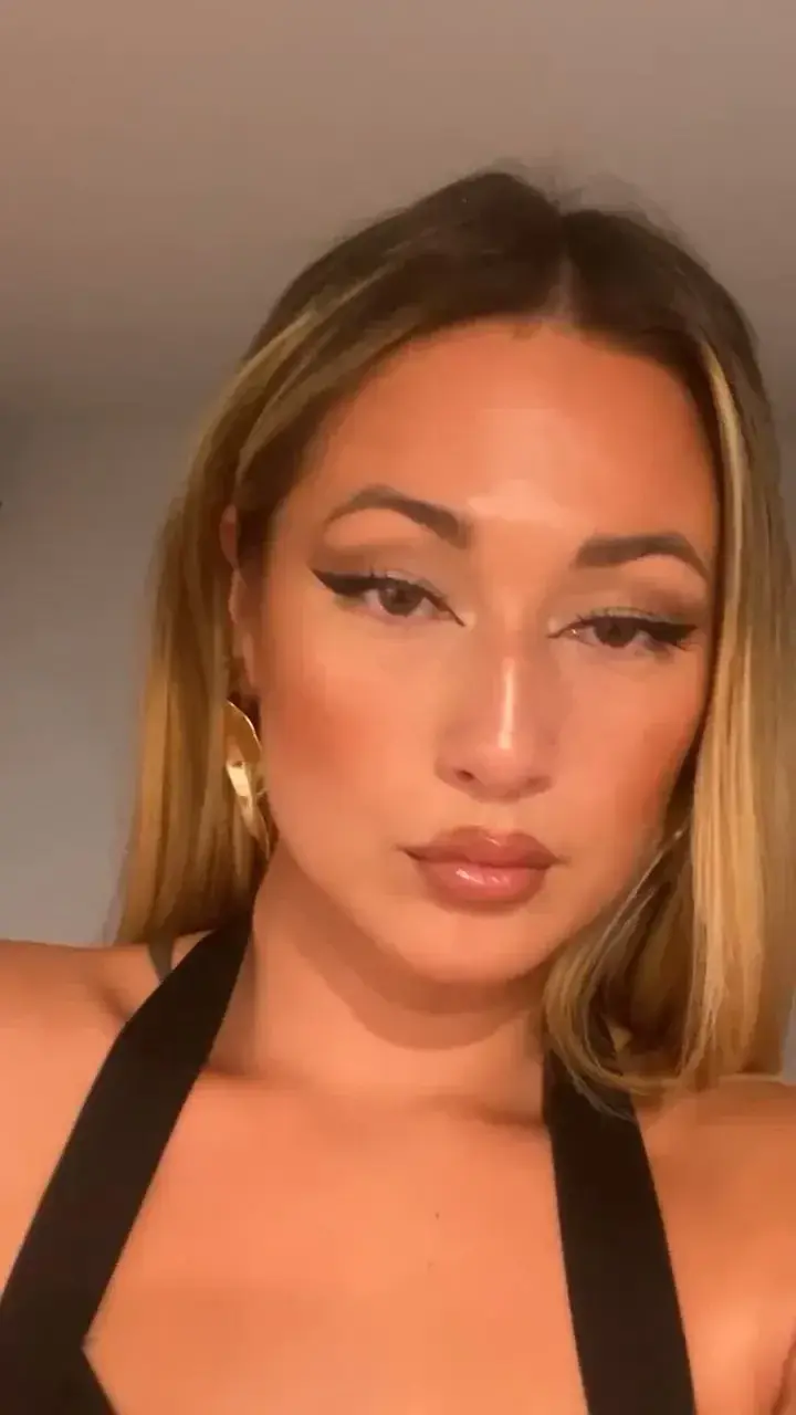 Je tenais juste à informer mes fans qu’aucune de mes photos, vidéos.. que ce soit dans mon contenu privé, ou bien sur mon profil!NE CONTIENT DE RETOUCHE !Zéro filtre, ni sur ma tête, ni sur mon corps…De même pour les  proportions!