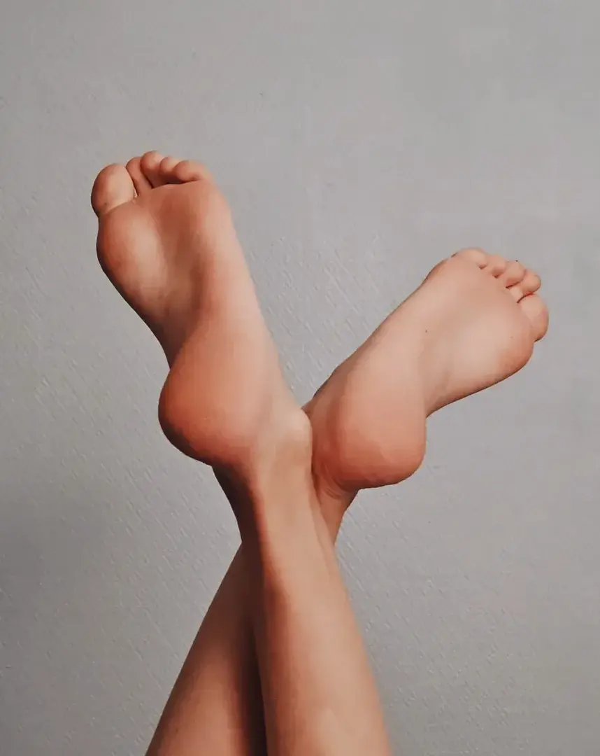 Des bisous 😘#legs #feet #feetlover #feetcontent