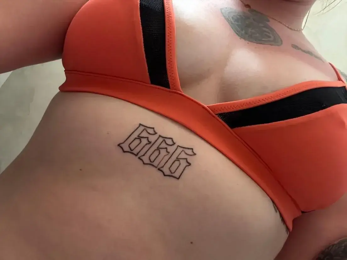 La même sans mon haut viens en privé  🔞😈 #Soleil #Inkgirl ☀️🥵