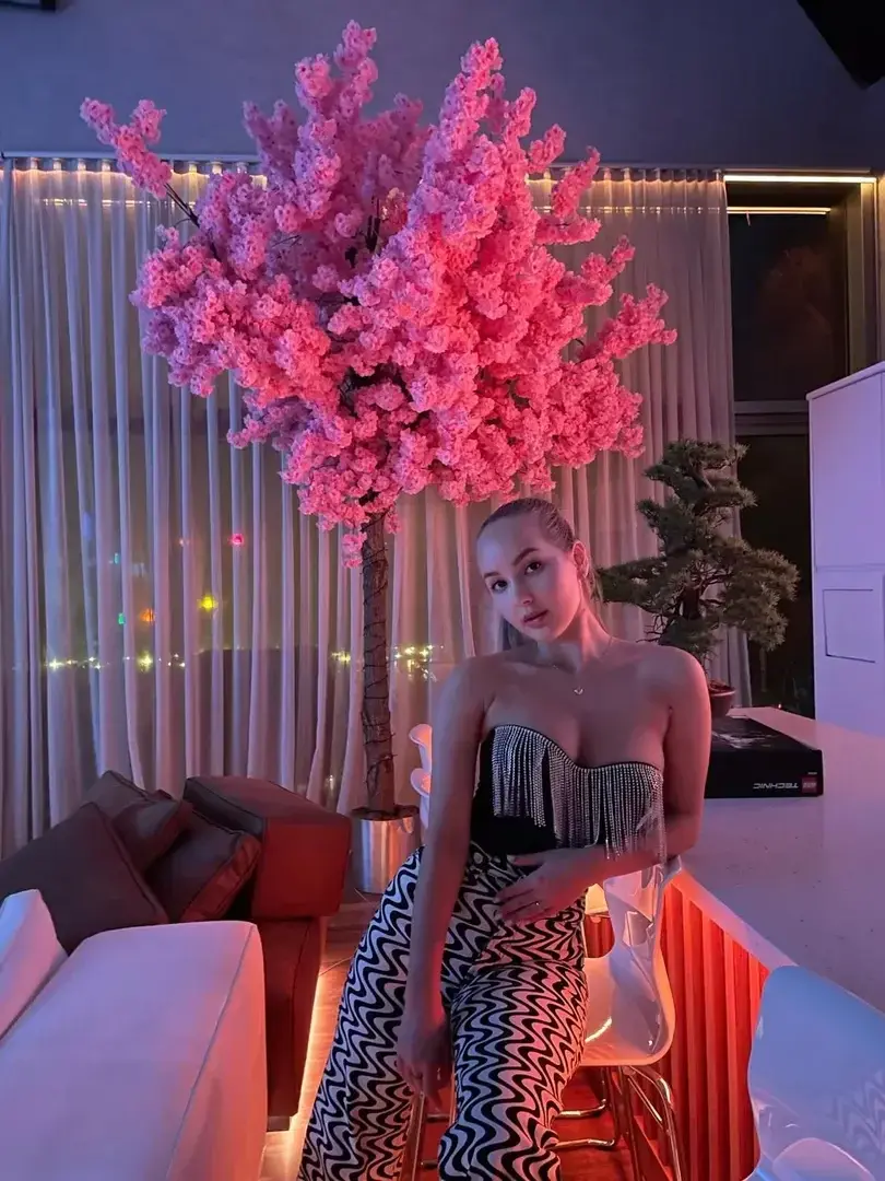 In pink glow, behind the bar, I meet my dreams, presented by the pink color of spring🌷😌