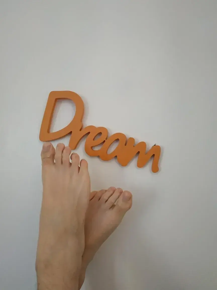 Deux pieds, un rêve. 🌟 Aujourd'hui marque le début d'un voyage extraordinaire vers la réalisation de mon rêve tant attendu. Chaque pas que je fais ici représente un pas de plus vers l'accomplissement de mes aspirations les plus profondes. Rejoignez-moi dans cette aventure passionnante et partageons ensemble le chemin vers la concrétisation des rêves. 🙌✨