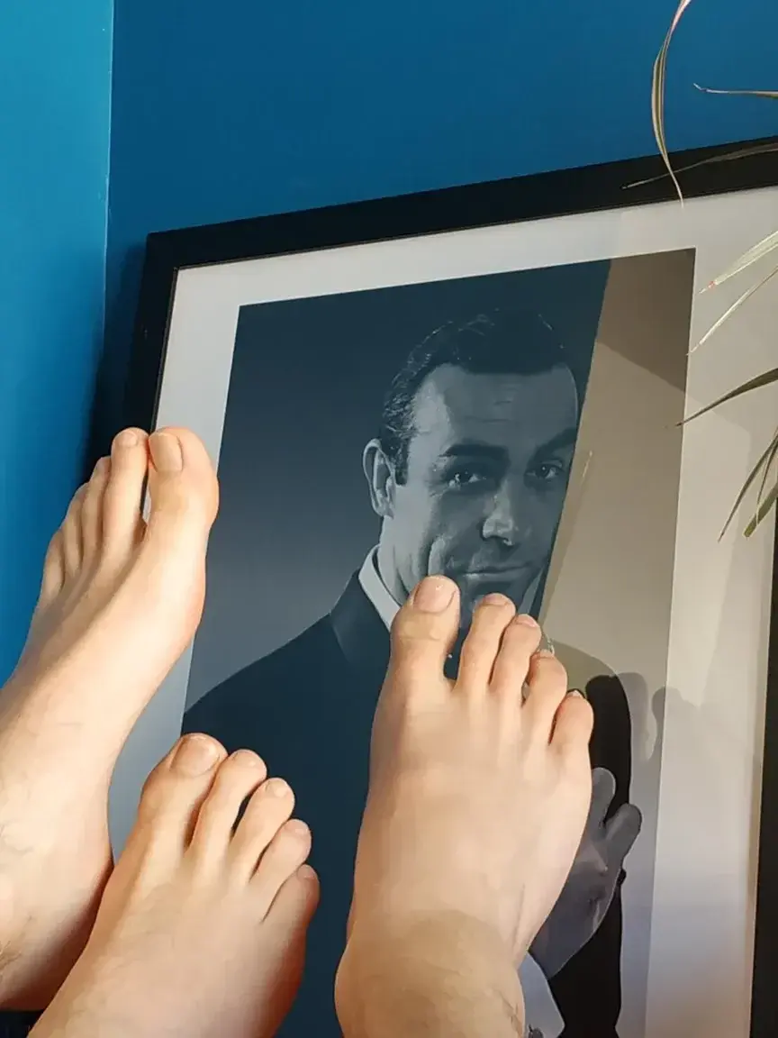 Élégance intemporelle, pas après pas. 👣 Trois chemins se croisent, inspirés par l'icône James Bond, l'essence même de la sophistication. Comme 007, chaque pas révèle une assurance inébranlable et une classe indéniable. Rejoignez-nous pour une aventure où le style et le mystère fusionnent à chaque pas. 🕶️🔒#feet #jamesbond #classy