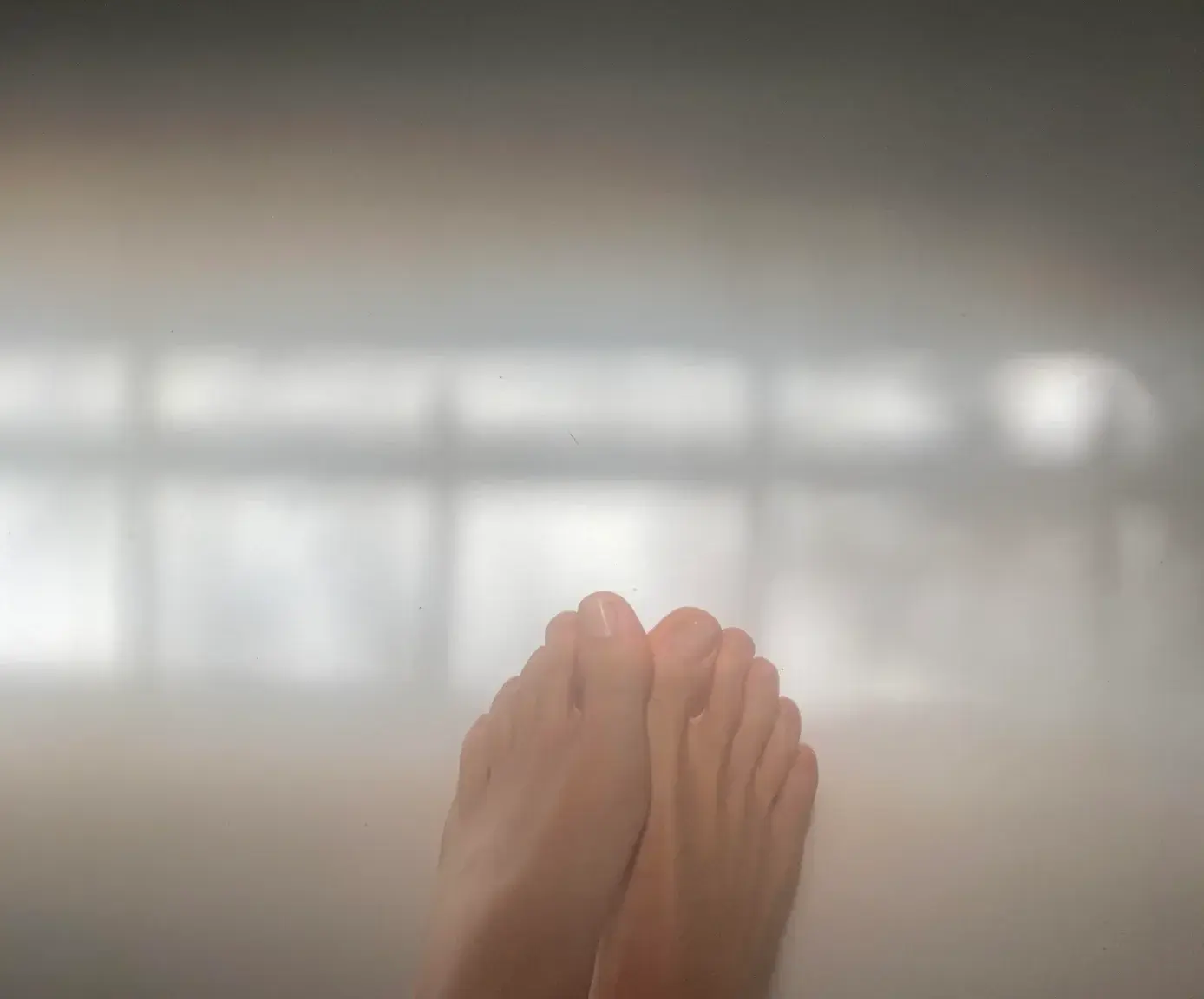 Dans l'obscurité, nos pas sont emprisonnés par l'ombre, mais nos âmes aspirent à la lumière. La quête de la clarté est le voyage de l'âme vers la liberté. ✨🌓#feet #footlove #feetoftheday #LumièreIntérieure #Libération #CheminVersLaLumière
