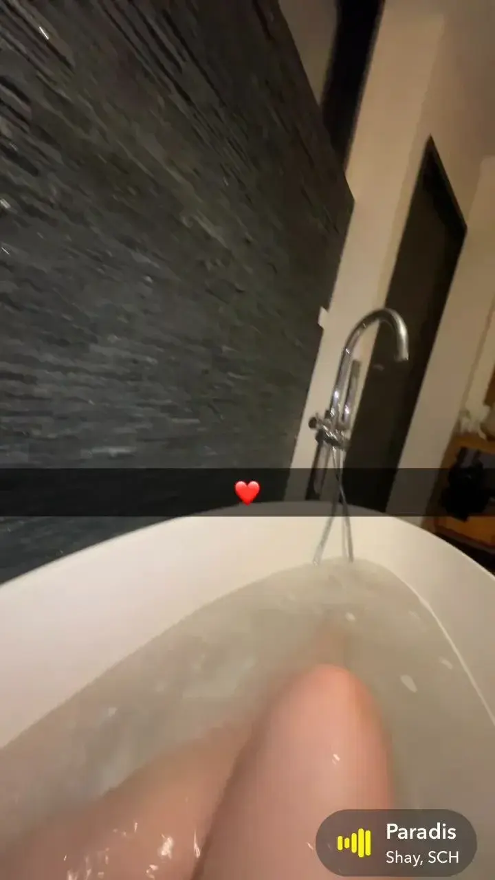 Hello mes amours désolé jetait très occupé sayez je suis de retour je vais pouvoir m’occuper de vos demander 🤭😘