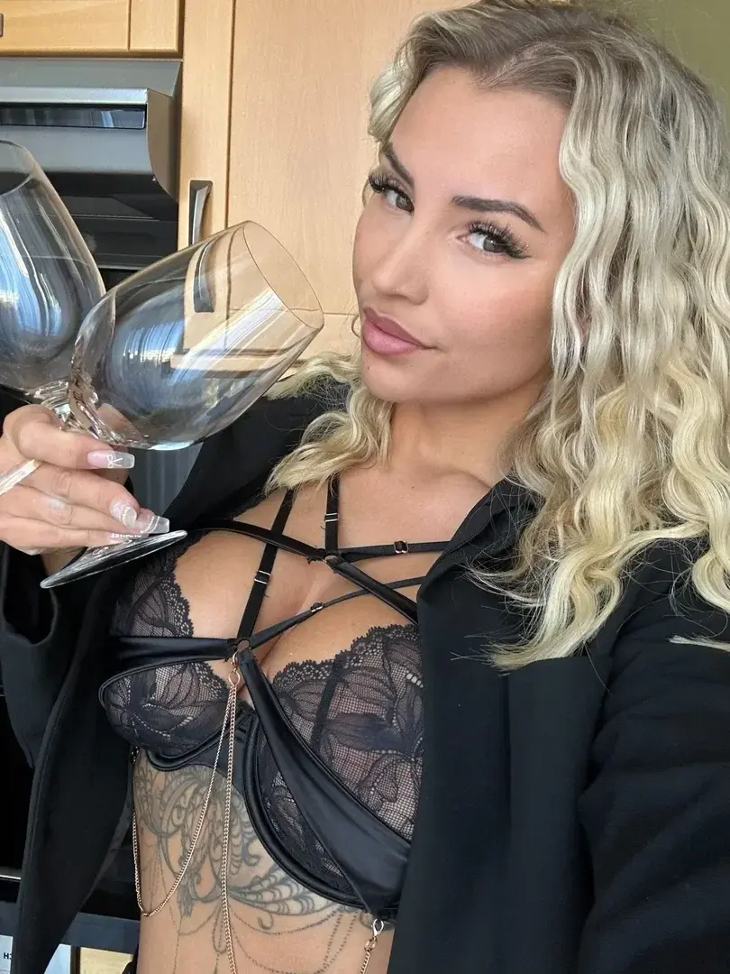 Leak & nude MYM — Elizasecret : « Date? » (MYM)