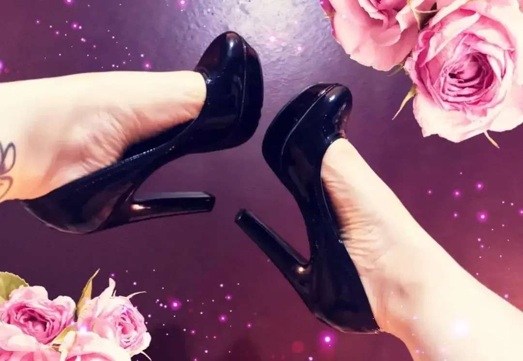 Quand elle enfile ses talons, elle devient une autre personne. Soudain grande, élancée, elle domine le monde du haut de ses chaussures et je ne peux m'empêcher de la contempler, telle une divinité venue me rendre visite.