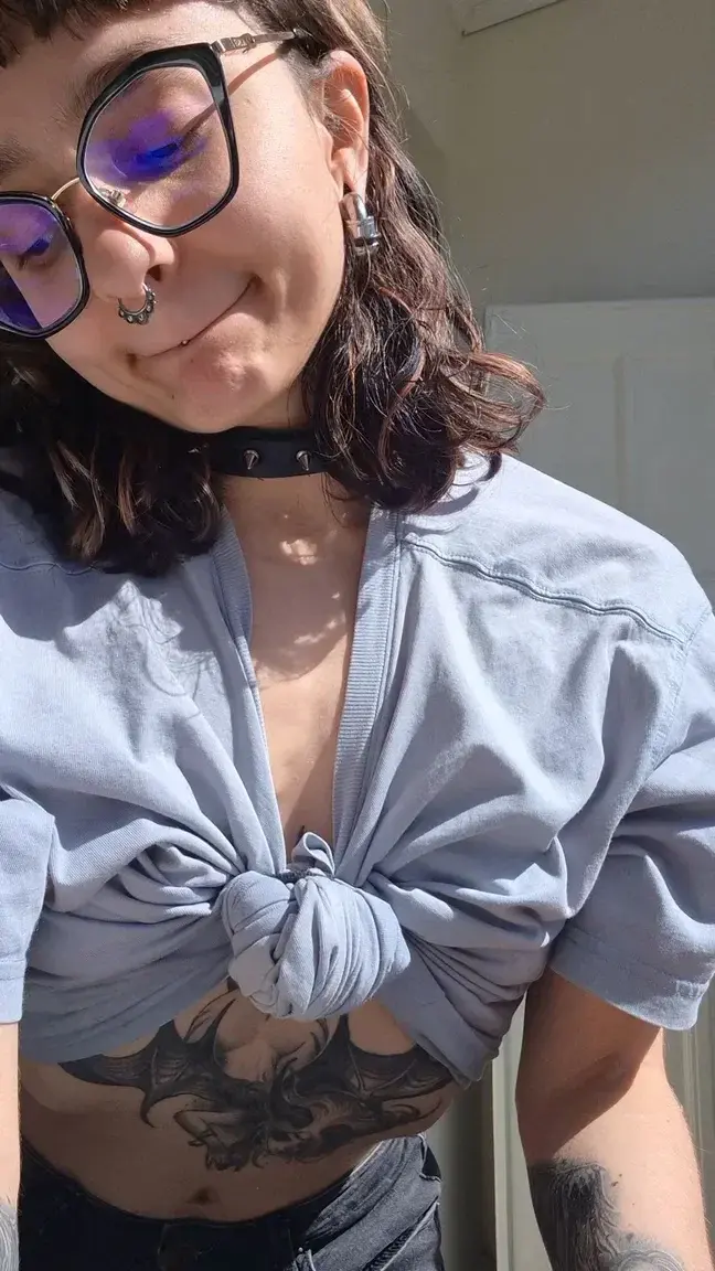 Leak & nude MYM — Lotus_du_plaisir_1 : « Je te partage l’une de mes tenues. Elle te donne envie de lever mon t-shirt? 👀 » (MYM)