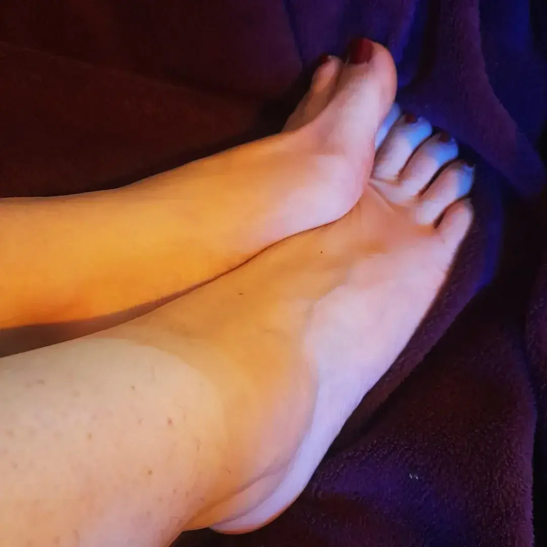 Se réveiller tout en douceur 🥰 les pieds enroulés dans de la polaire chaude et douce 🔥#pied #feet #kink