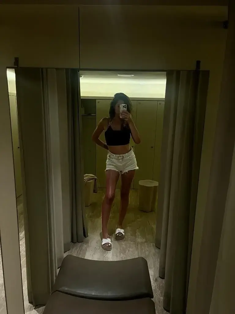 dans le prochain média je retire le short et le haut, me restera seulement mon maillot de bain, corps huileux… 🥵