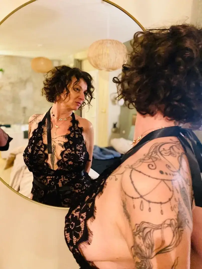 Leak public de Lady_elixir_official — « Je me demande… tu tiendrais combien de temps avec moi ? 😏🔥 Abo gratuit 😈 » (nude) sur MYM