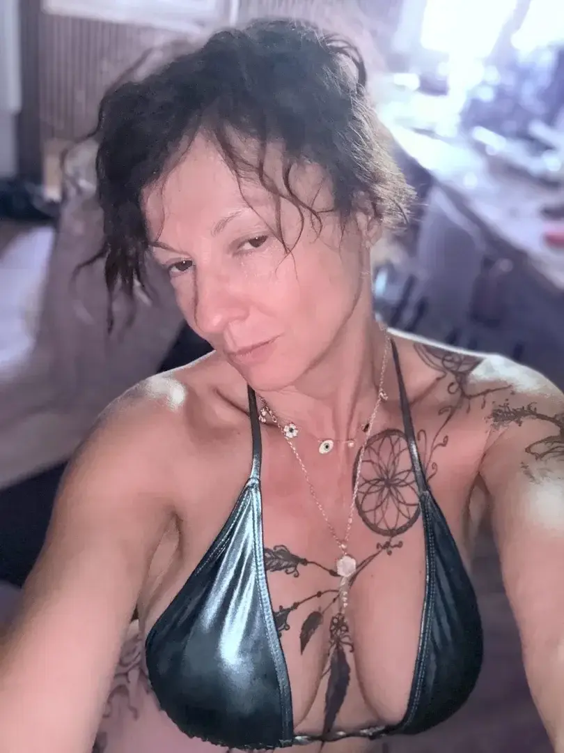 J’adore quand tu me regardes comme ça… ça m’excite encore plus 😏💦 Abonne-toi, c’est gratuit 🔥