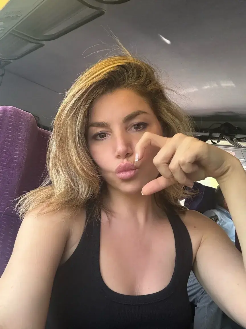 Très excitée dans le train …..On joue ?