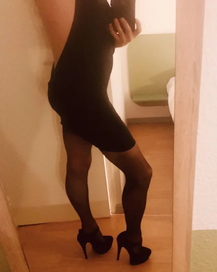Mon homme en petite robe moulante et bas , plutôt sexy non 🔞🔞👠😈