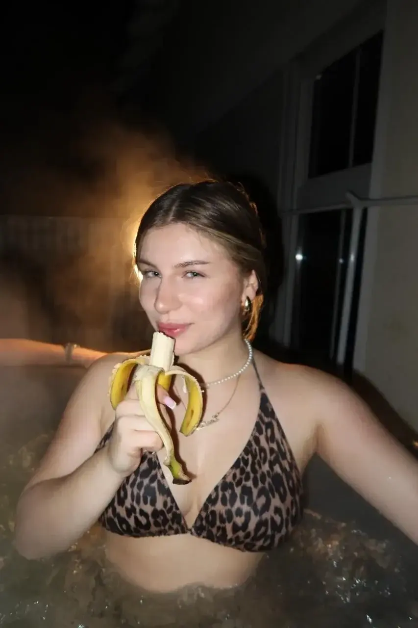 Lust mit mir im Whirlpool zu sein und ich deine Banane in den Mund nehme?🤫🥵Ich habe einen Adventskalender am Start, wenn du den nicht verpassen willst und wissen möchtest was dich am 24. erwartet als Überraschung, wenn du alle dir vorhandenen Türchen einkaufst, folge mir!😍Mit dem Code CHRISTMAS24 kannst du noch 24% auf dein Abonnement sparen!🫶🏻