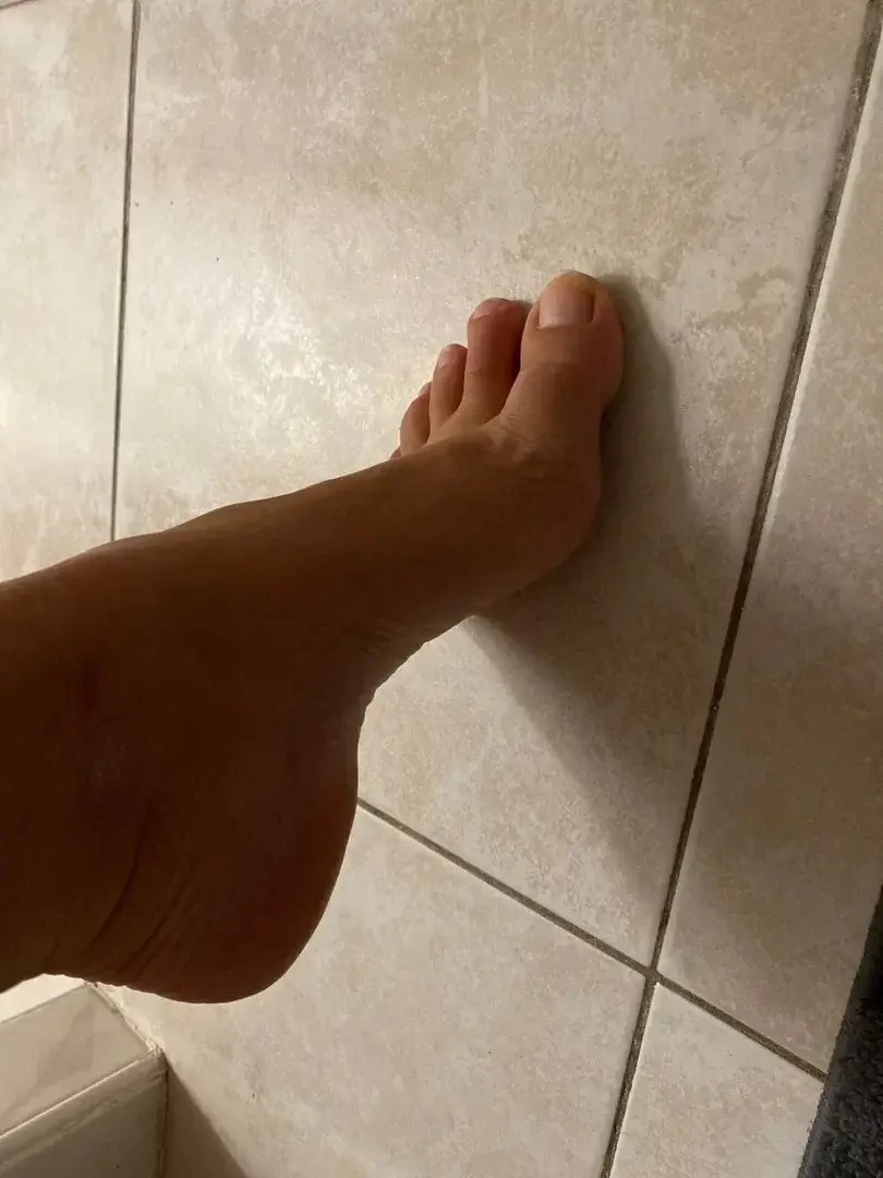 Pieds nus, en détente après la fin de la journée