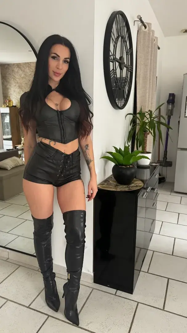 Leak public de Shasha-lopez — « Tu me notes combien sur 10? 😋 Viens t'abonner et envoie moi un message 🫣 » (nude) sur MYM