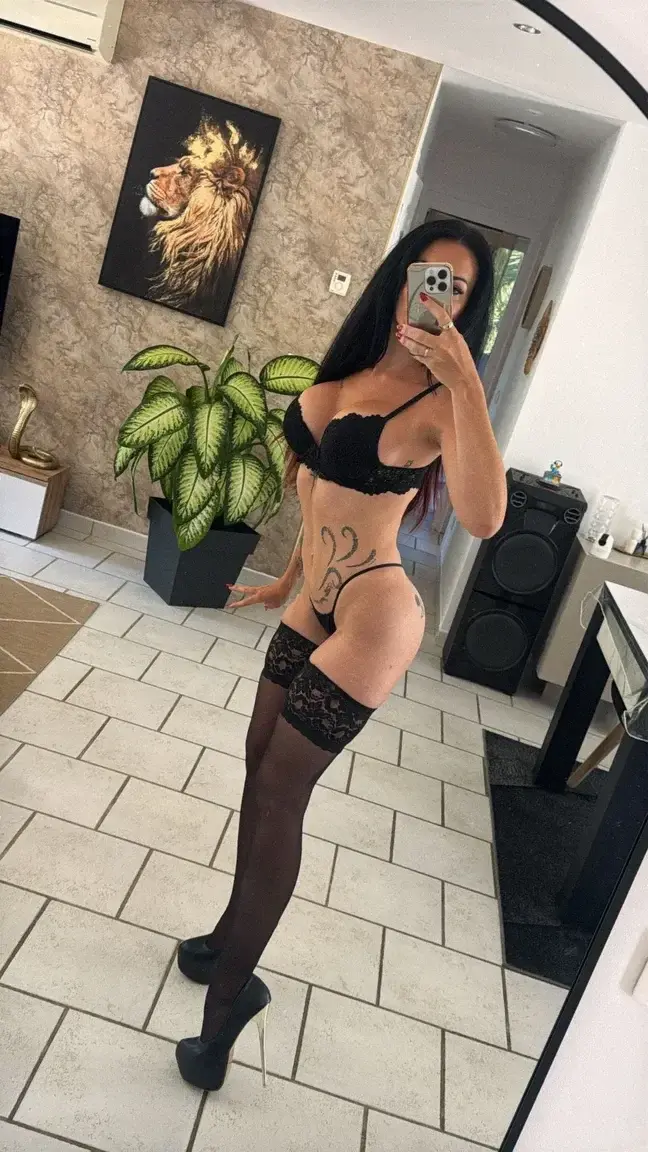 Leak & nude MYM — shasha-lopez : « Abonne toi gratuitement à ta MILF préférée 😌 » (MYM)