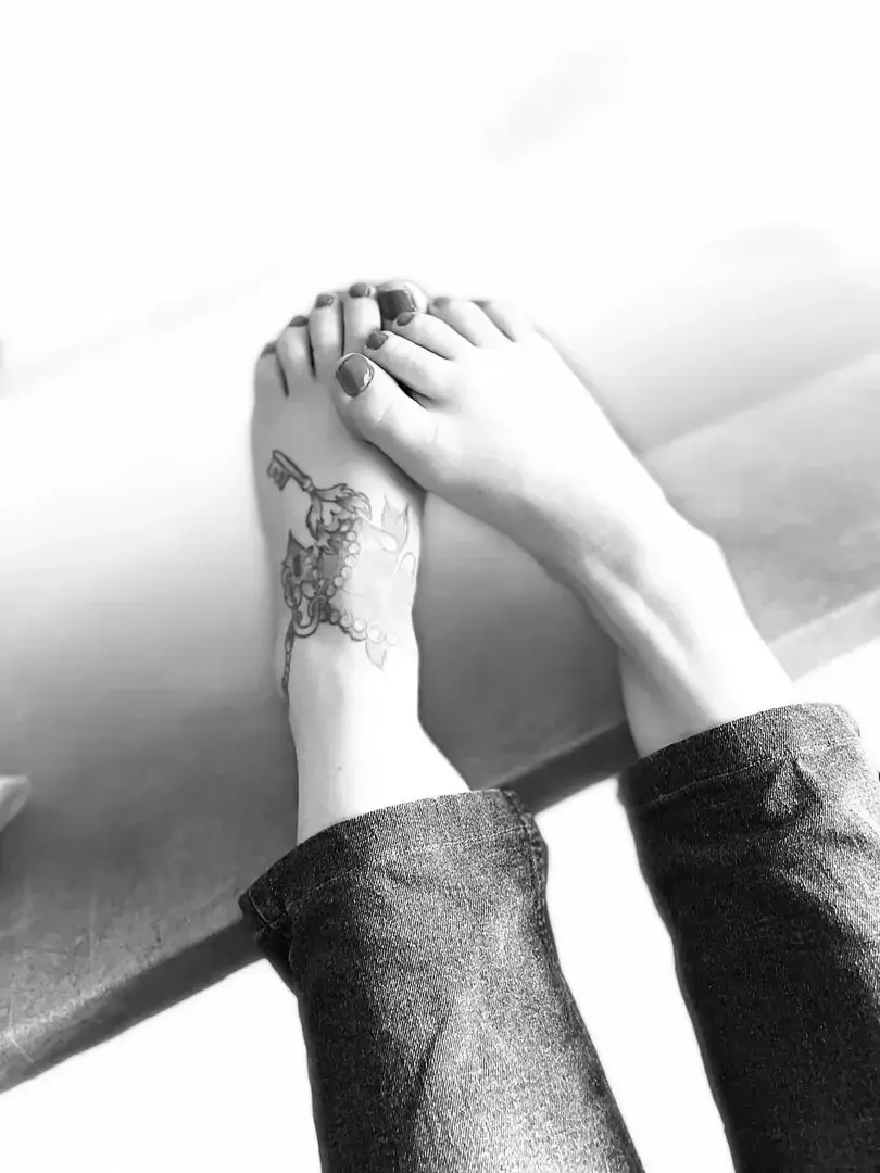Leak & nude 6 — Feet_girls_photo
