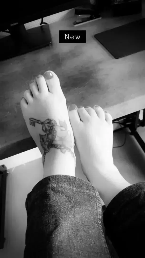 Leak & nude 7 — Feet_girls_photo
