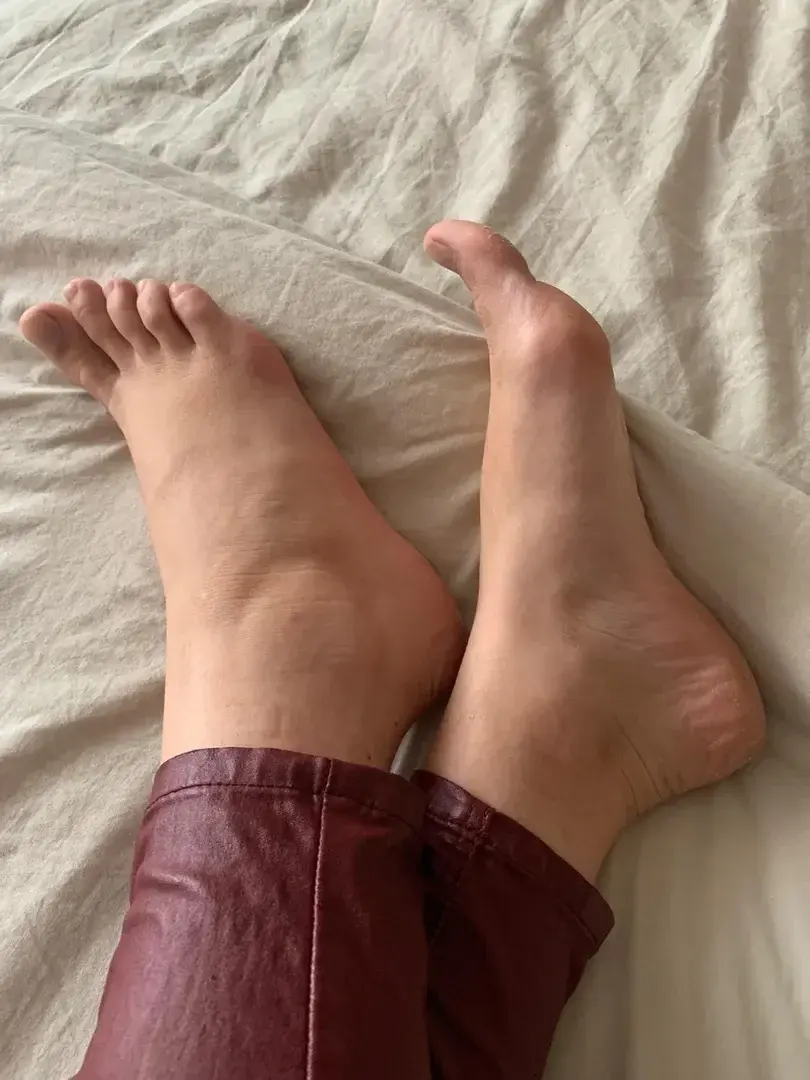 Leak & nude 3 — Piedsdors
