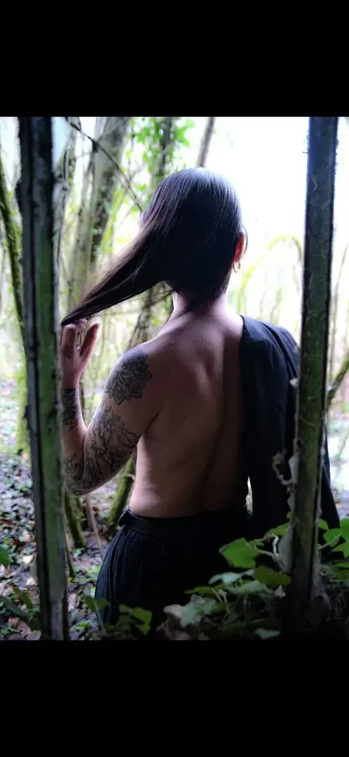 Leak & nude 2 — La_peste
