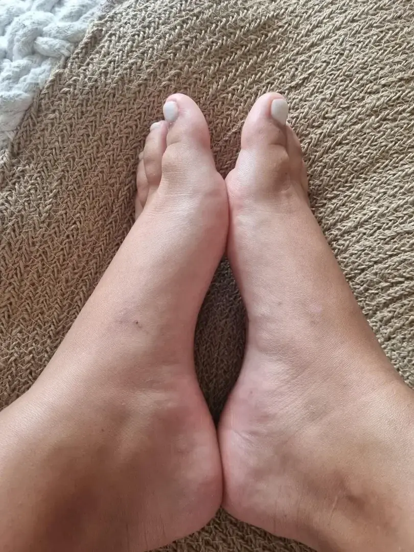 #PiedsNuFemme #Pieds #Femme #Woman #Feet #FeetPic #WhiteNailPolish #WhiteNailPolishFeet #Vernisàongles #Piedsmaison #Feetathome