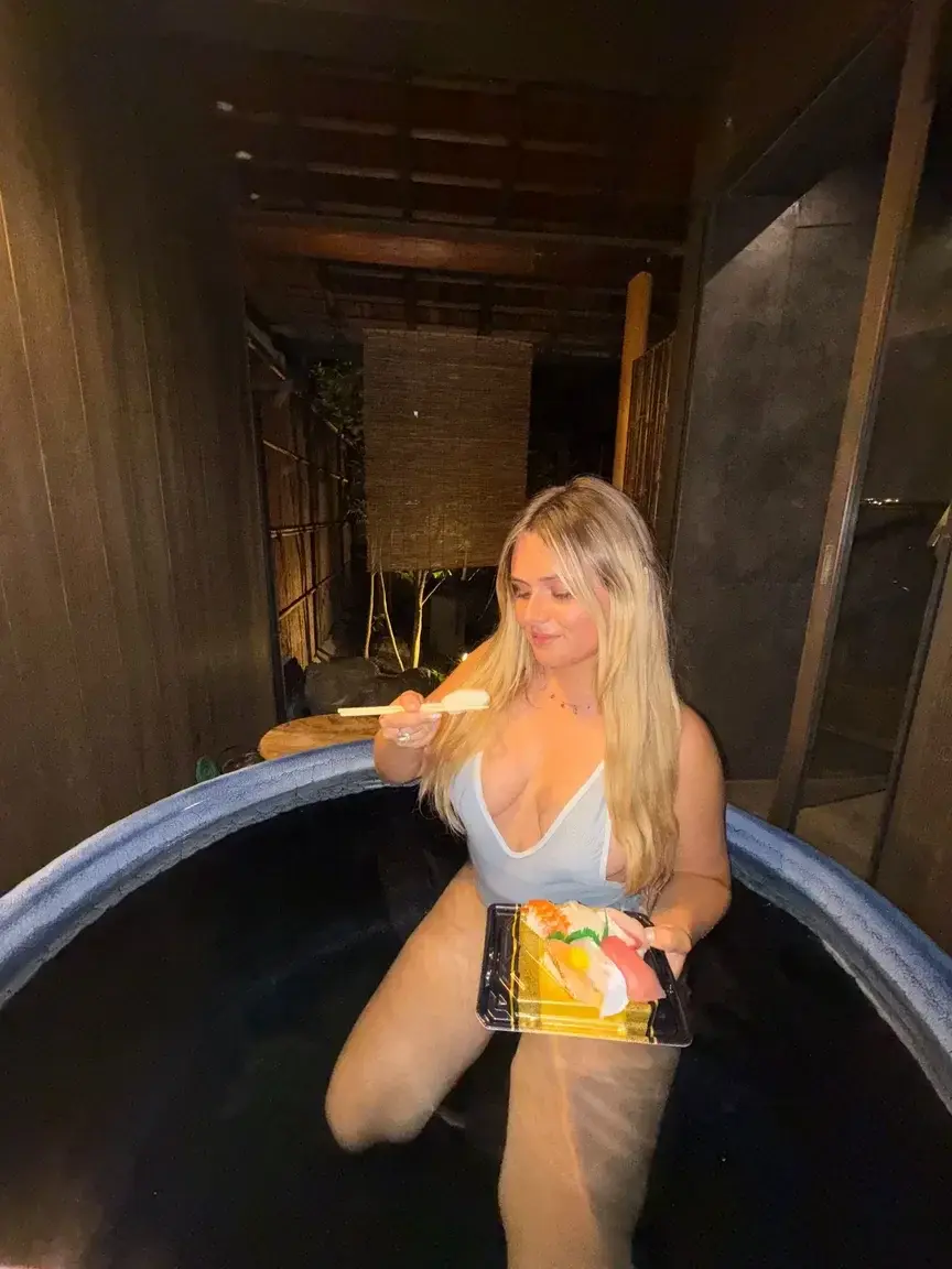 Leak & nude MYM — Sukastrip : « 🎁 profitez mon abonnement est gratuit encore 24h » (MYM)