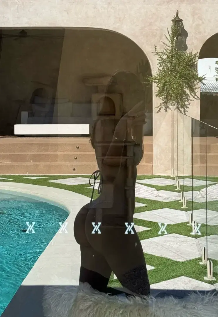 Leak public de Alina-14 — « description de la photo » (nude) sur MYM