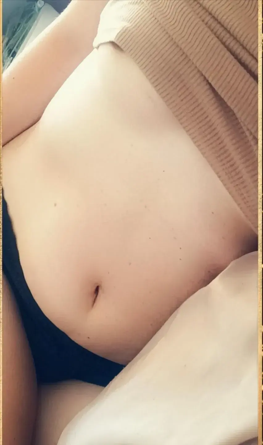 Slt mes coquins qui voudrait un avant goût de mes talents de suceuse