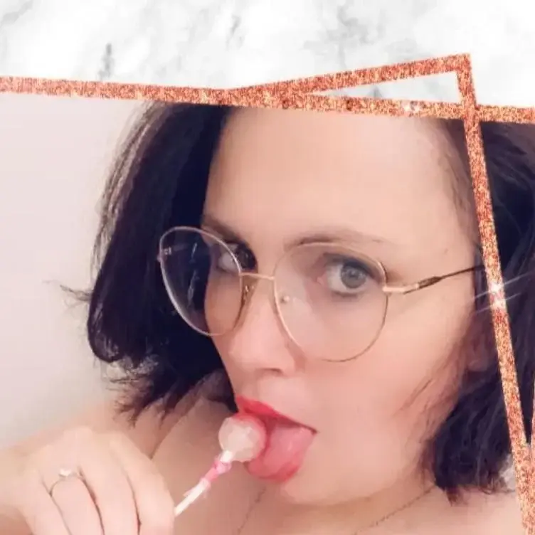 Hello mes loulous je suis aujourd hui très cochonne et surtout très chaude.Petite devinette as ton avis je suis dans quel tenue 😜Je suis chaude ce soir pour faire des shows privé bisous 😘