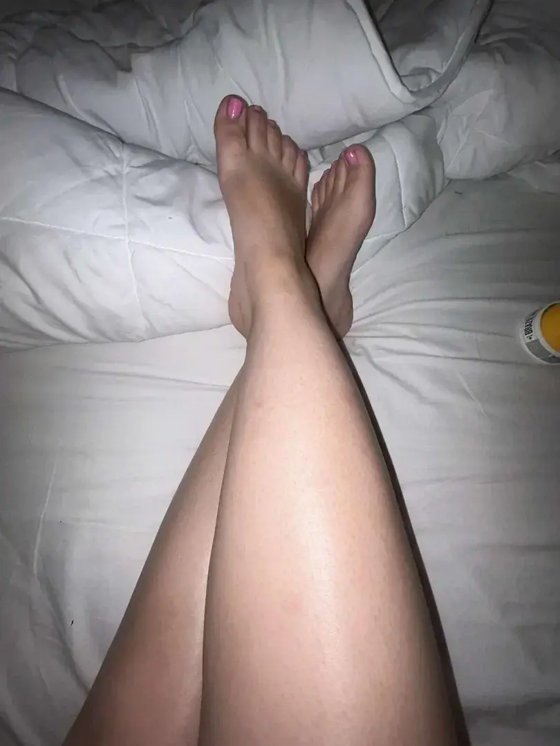 Coucou tout le monde, après un bon moment d’absence me voilà de retour ici…✅Je suis prête à répondre à vos besoins le plus sincèrement et transparent possible, j’ai hâte de recevoir vos demandes🥰Mains, pieds, fesses, et bien plus encore, tout ça dans le respect et la bonne humeur 🌸Ne soyez pas timides, venez me parler je ne mord pas… 🤭
