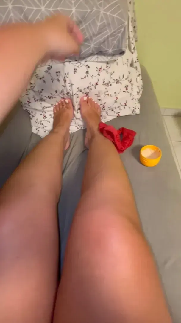 Un moment de douceur et de mystère… Mes jambes et mes pieds, juste pour vous. ✨🦶 Découvrez-en plus en privé. 🔒#BeautéDesPieds #JambesEnvoûtantes #FétichePieds #UnAperçuPourVous #DisponibleEnPrivé
