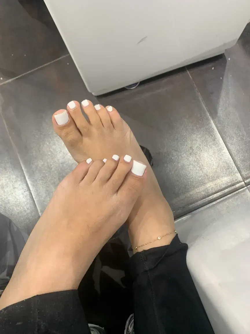 Pour tous mes fétichisme n’attendaient pas pour que je vous fasse chavirer avec mes beaux pieds. Votre maîtresses est disponible 24 heures sur 24.