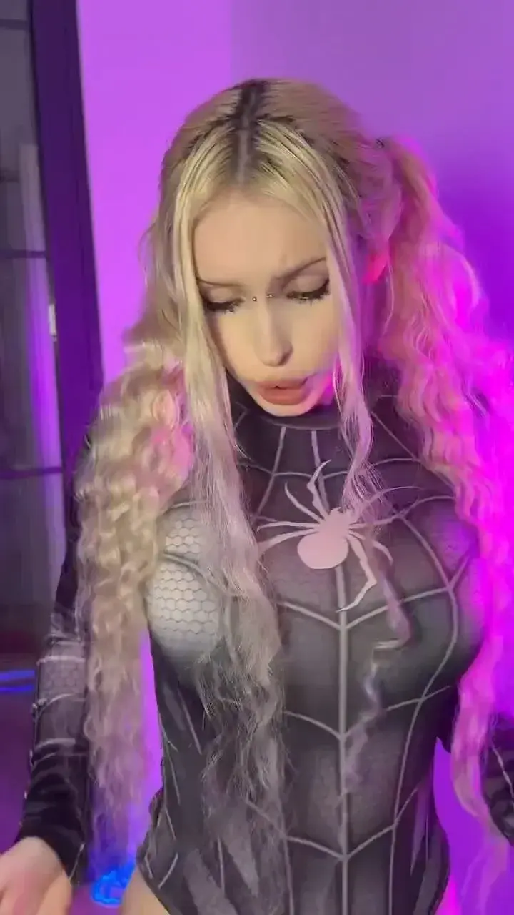 Aperçu public — Alina-kitten : « Je suis célibataire et je cherche un mec qui assume de tomber amoureux d’une goth un peu folle 🧛🏻‍♀️ » (MYM) — pas un leak