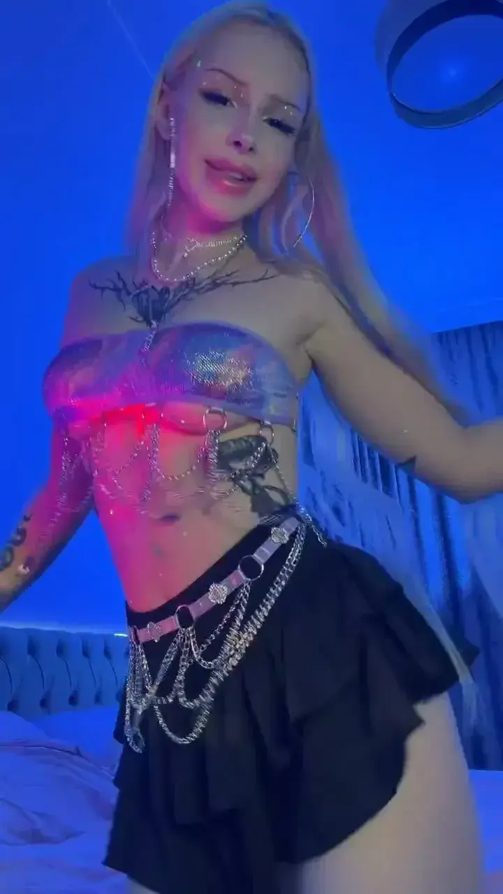 Je joue avec mes perruques comme avec les cœurs : une fois douce, une fois dangereuse… tu veux tester ? 😈