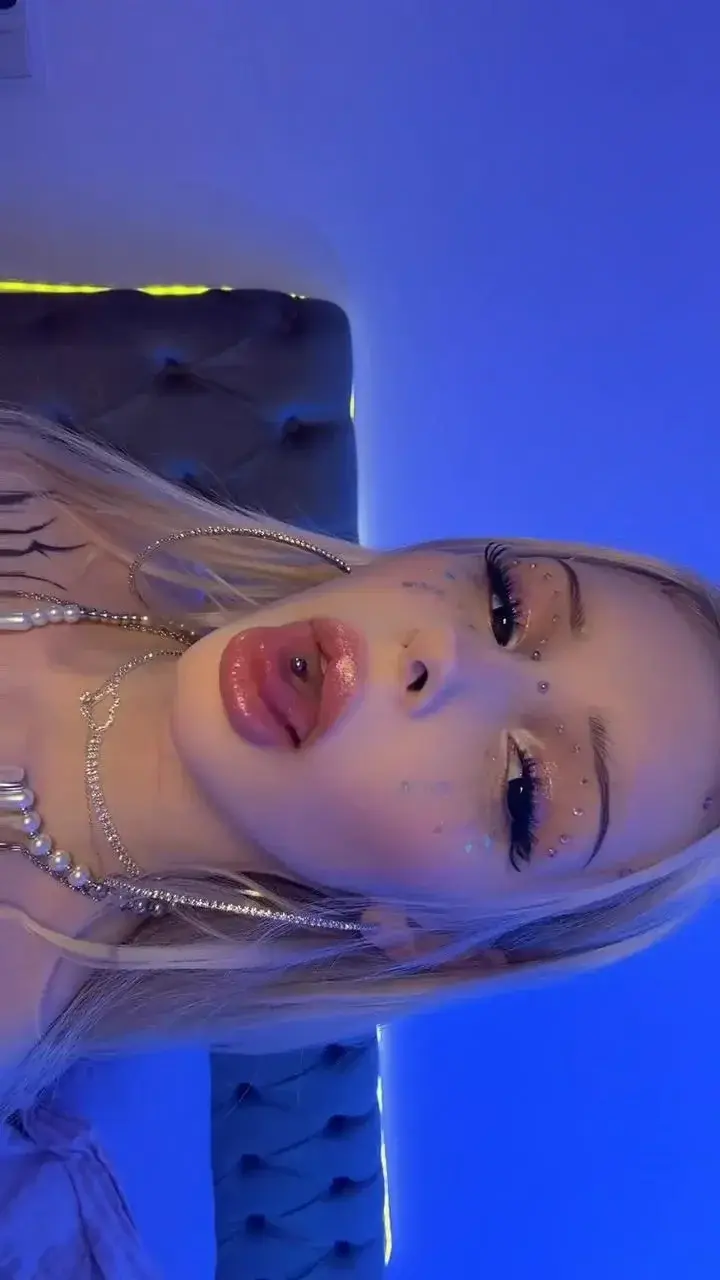 Abonnement gratuit, tattoos, piercings, perruques, looks dark… ton feed ne sera plus jamais le même 🕷️